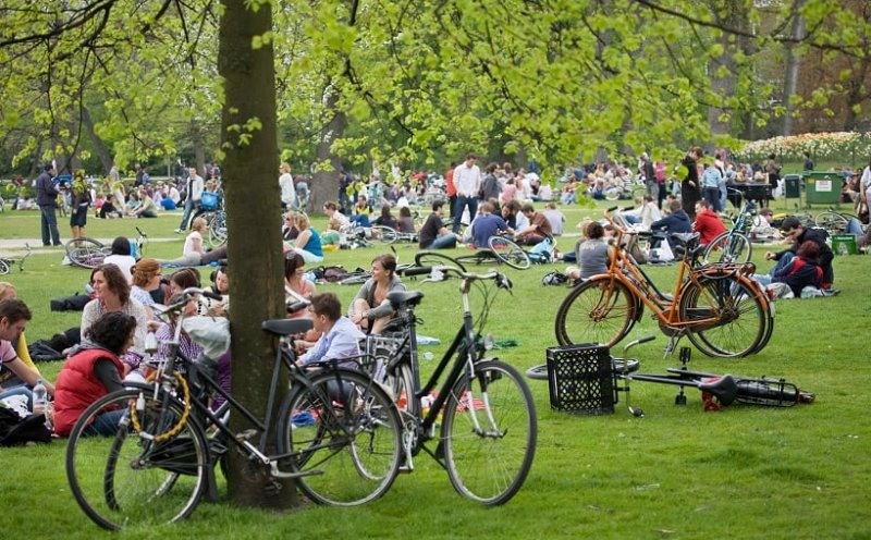 Parque Vondelpark em Amsterdã - pessoas relaxando
