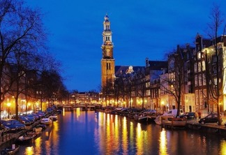 Vista do canal de Amsterdã à noite