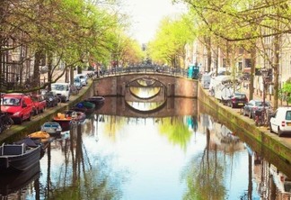 Canal de Amsterdã no verão