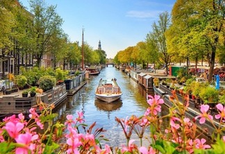 Paisagem de flores no canal de Amsterdã