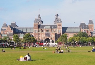 Rijksmuseum na Museumplein em Amsterdã