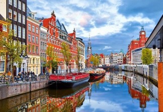 Casas e canal em Amsterdã