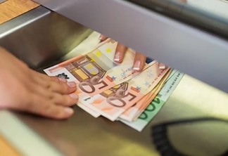 Comprando euros em Roterdã