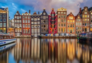 Casas e barcos no canal em Amsterdã