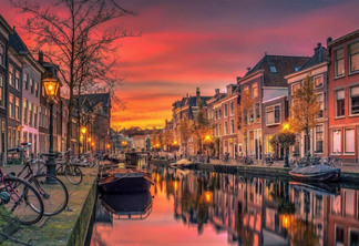 Canal de Amsterdã ao pôr do sol