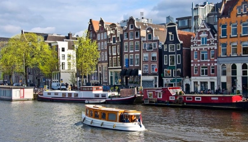 Barcos no canal em Amsterdã