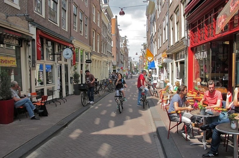 Rua no bairro Jordaan em Amsterdã
