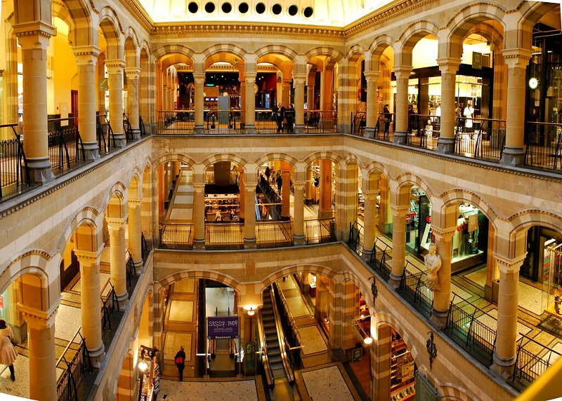 Interior do shopping em Amsterdã na Holanda