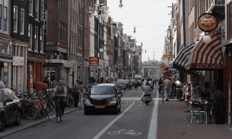 Rua Haarlemmerstraat em Amsterdã