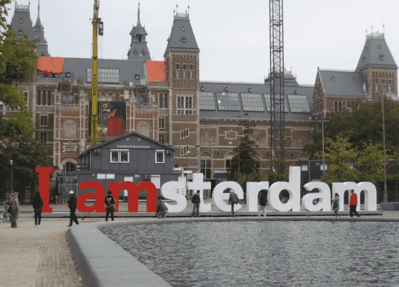 Letreiro na Praça dos Museus em Amsterdã