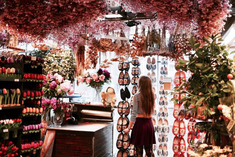 Interior do Mercado flutuante das flores em Amsterdã