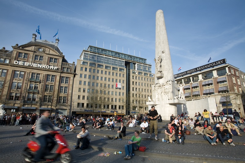 De Bijenkorf na Praça Dam em Amsterdã