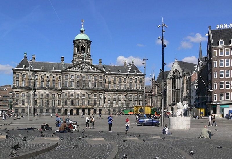 Edifícios históricos na Praça Dam em Amsterdã