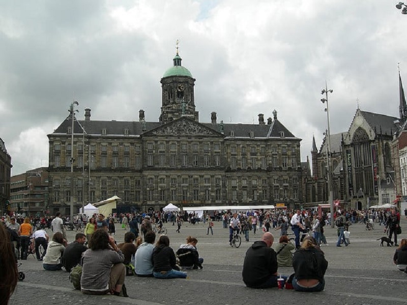 Pessoas na Praça Dam em Amsterdã