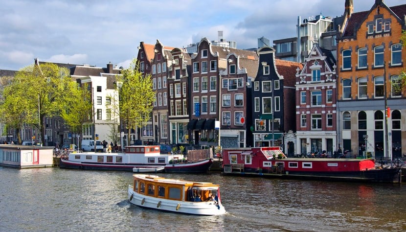 Barco no canal de Amsterdã