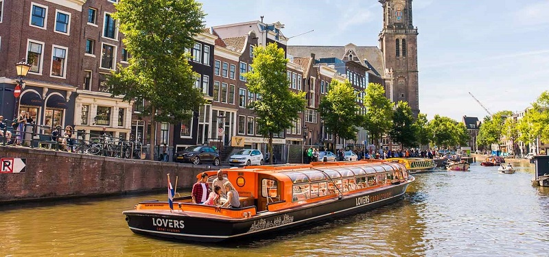 Barco pelos canais de Amsterdã