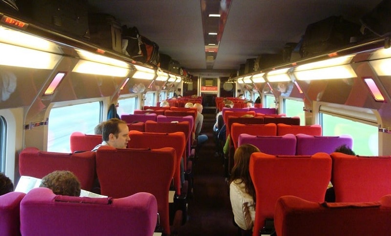 Interior do trem na Europa