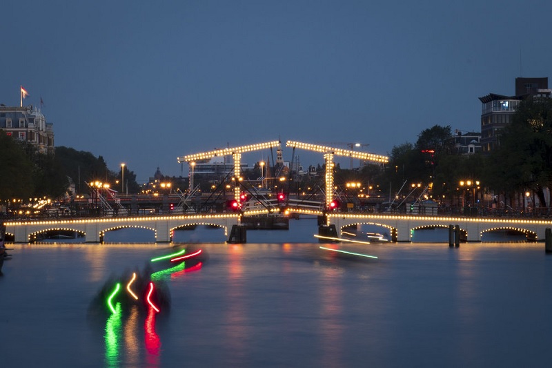 Ponte magra no Rio Amstel em Amsterdã
