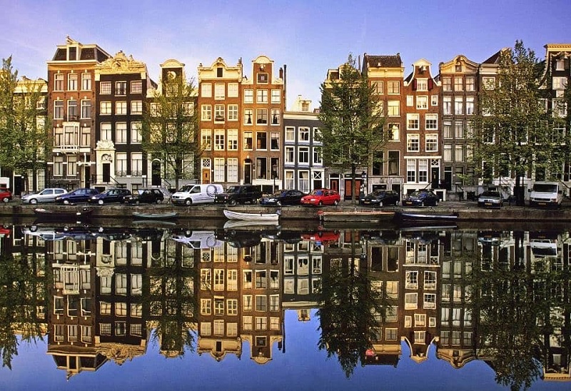 Canal e tradicionais casas de Amsterdã