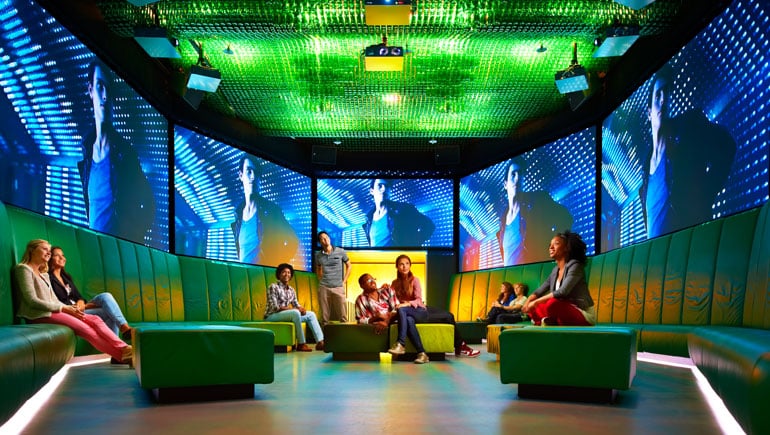 Visitantes na Heineken Experience em Amsterdã