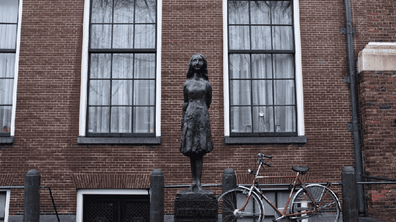 Estátua de Anne Frank em Amsterdã