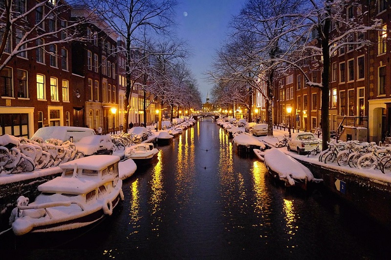 Canal no inverno em Amsterdã