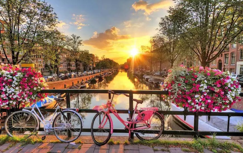 Vista do canal de Amsterdã