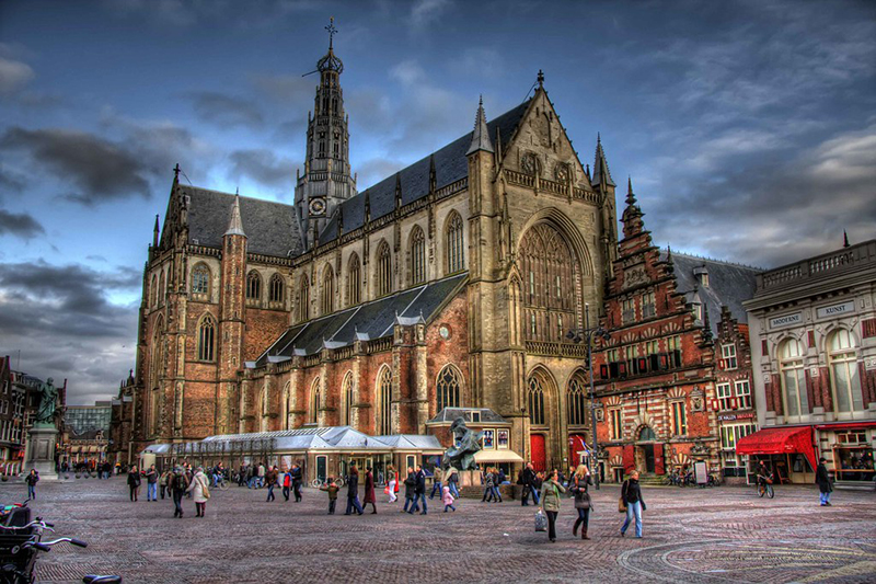 Grote Markt em Haarlem na Holanda