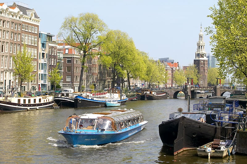 Passeio de barco pelo canal de Amsterdã