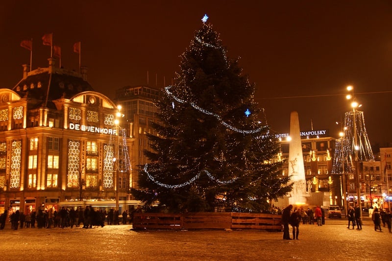 Árvore de Natal na praça Dam em Amsterdã