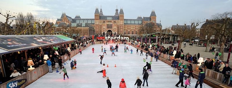 Patinação no gelo na Praça dos Museus em Amsterdã