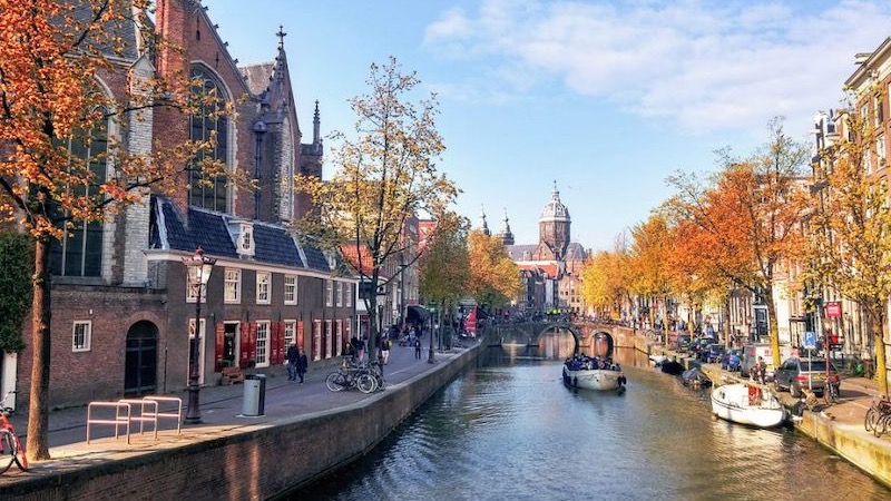 Vista do canal de Amsterdã no outono