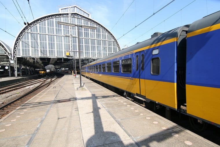 Trem na estação em Amsterdã
