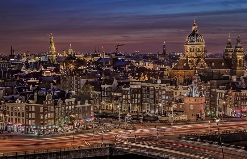 Vista de Amsterdã ao anoitecer