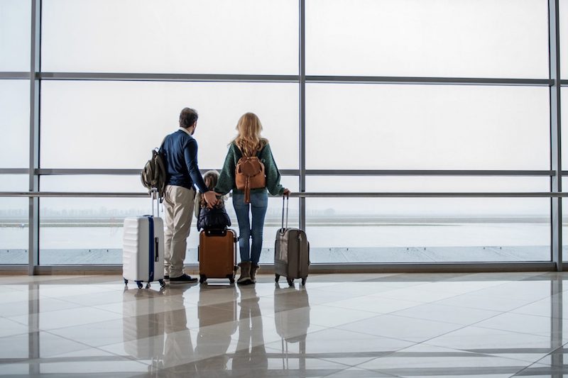 Família com bagagem no aeroporto
