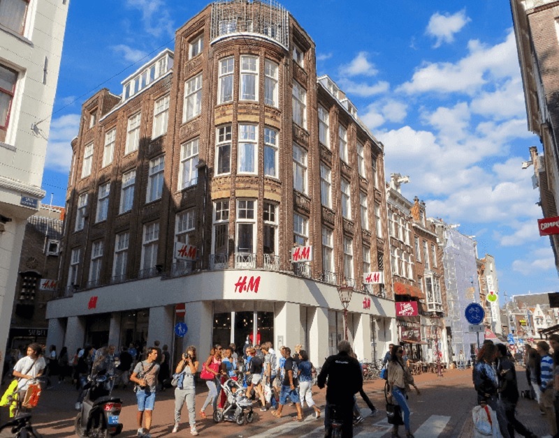 Rua das lojas fast-fashion em Amsterdã