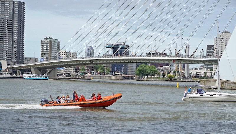 A ponte Erasmusbrug sobre o Rio