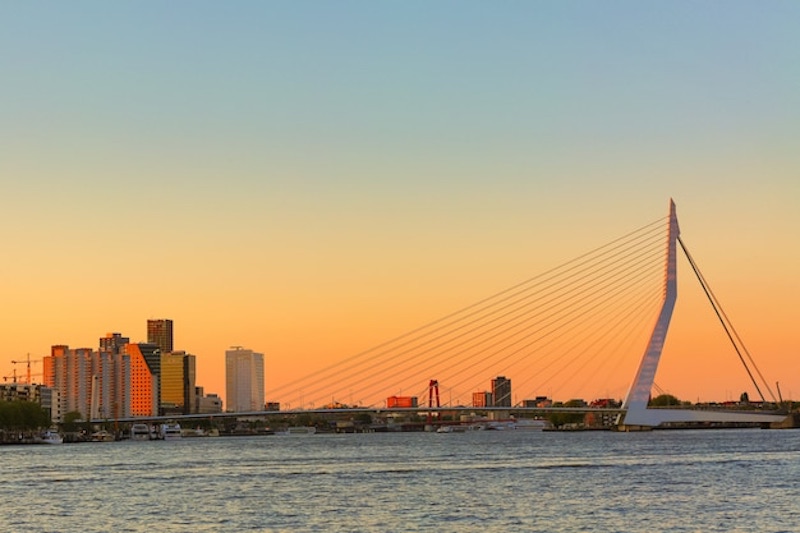 O pôr do sol na ponte Erasmusbrug em Roterdã
