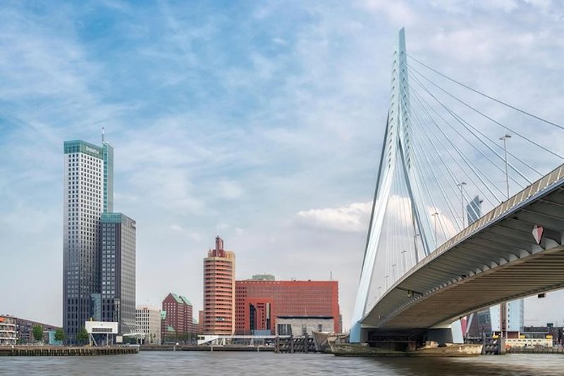 Vista da Ponte Erasmusbrug em Roterdã